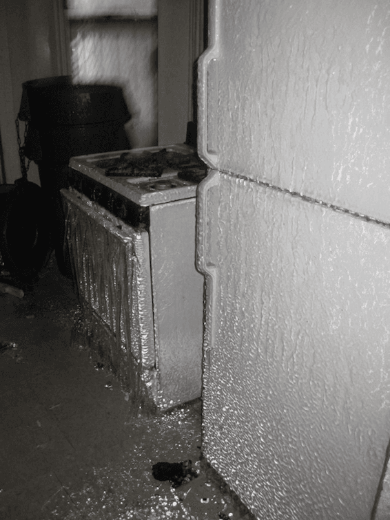 Por las filtraciones, el agua se hizo hielo sobre la nevera y la estufa.