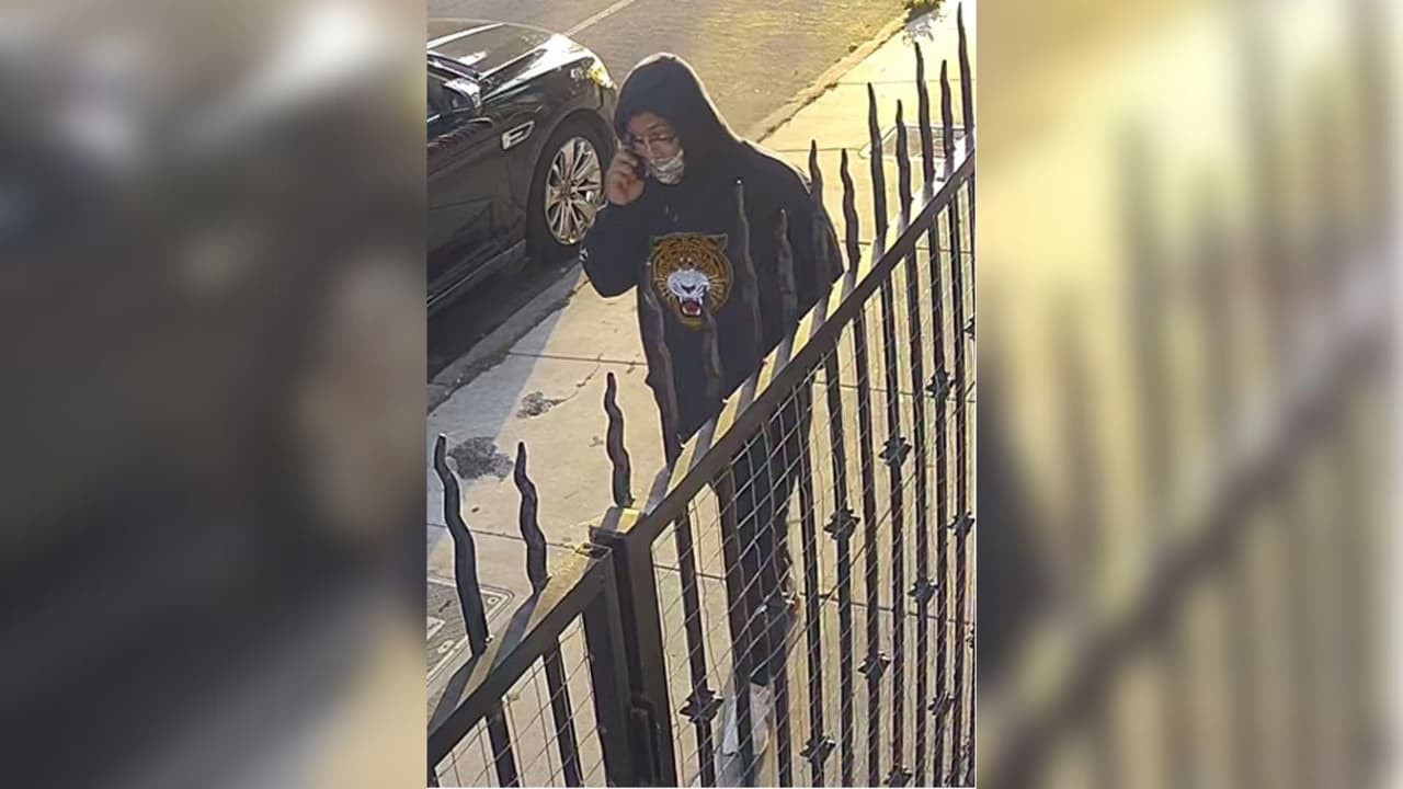 La policía publicó las fotos de los sospechosos con la esperanza de que algún miembro de la comunidad los pueda identificar.
<br>