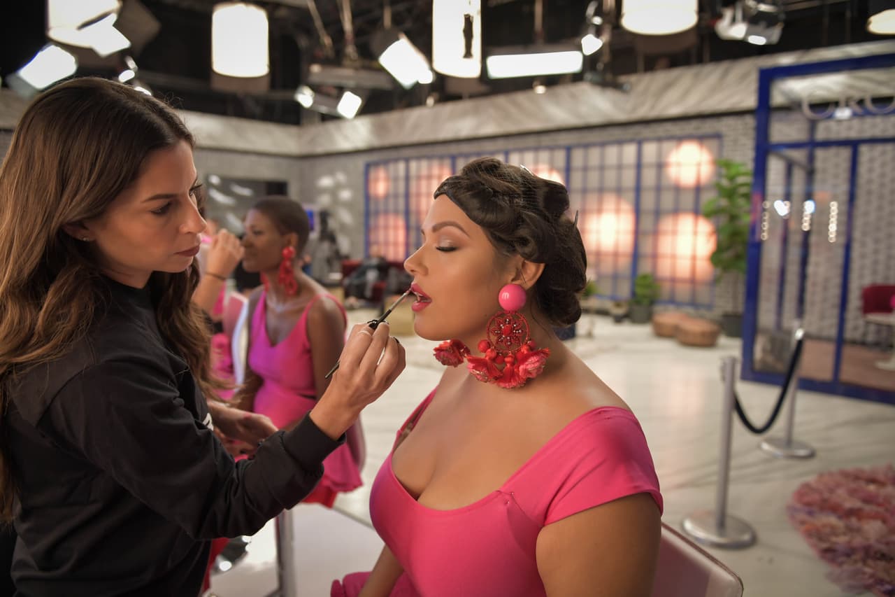 Entre que si el tubo y el lipstick, las chicas estaban recibiendo los últimos brochazos en su maquillaje.