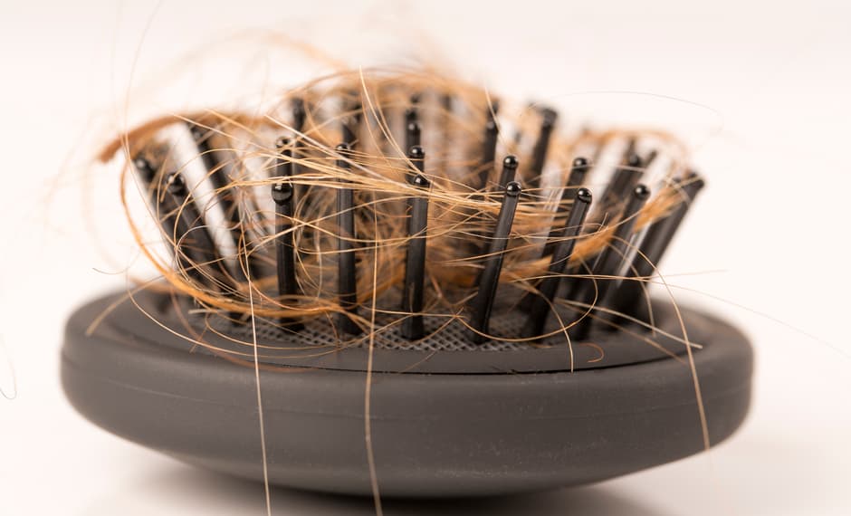 <h3>De pelos </h3> La caída del pelo puede estar influenciada por diversos factores, uno de ellos es la falta crónica de sueño. De hecho, en el 40% de las mujeres que la padecen está relacionada con problemas de sueño. Uno de los objetivos del sueño es permitir que el cuerpo lleve a cabo diversos procesos de reparación y regeneración. El pelo es muy sensible a cualquier alteración que se presenta en el organismo.