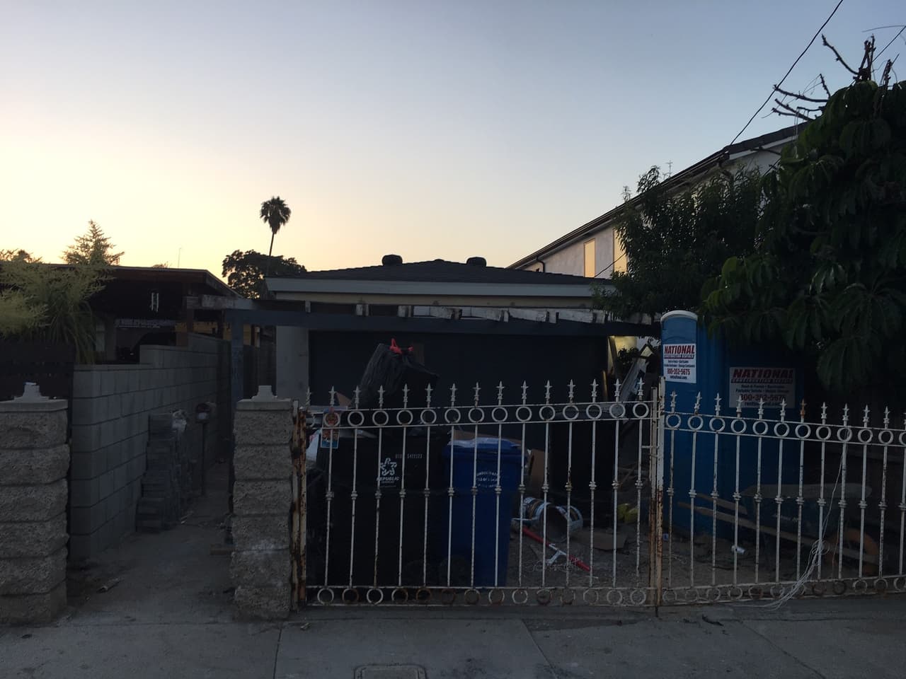 En la cuadra 200 de la calle Dangler están dos viviendas del dirigente de La Luz del Mundo. Solo las separa una barda. La más pequeña tiene un valor estimado de $203,000. Los planos de la propiedad muestran que solo cuenta con dos cuartos y un baño. El pastor la compró en 2004.