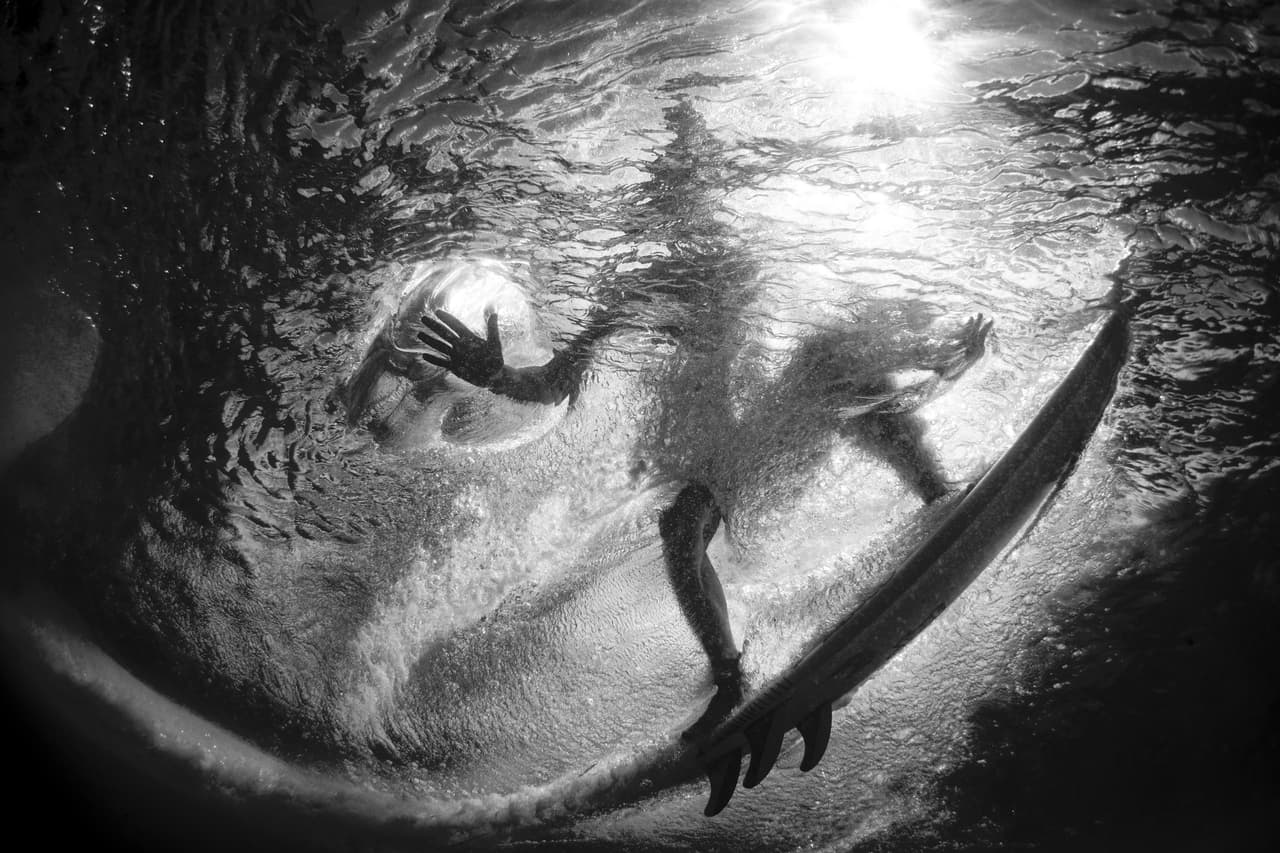 <b>Un surfista que parece saludar al mundo submarino en Oahu, Hawaii.</b> Su autor obtuvo el segundo lugar en la categoría ‘
<a href="https://www.instagram.com/nadia.aly.photo/"><u>Ocean Photographer of the Year</u></a>’.
