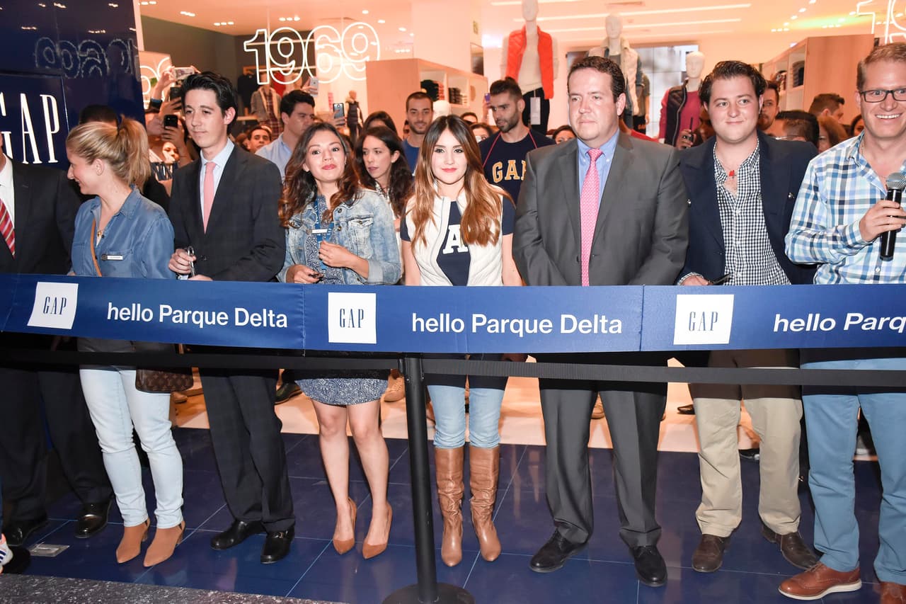 La también cantante estuvo rodeada de los directivos de tienda, así como de varios seguidores.