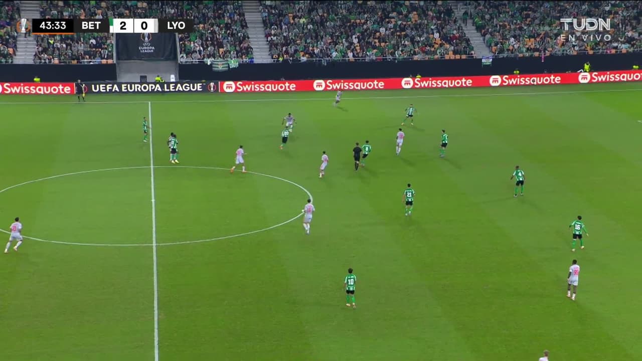 ¡TIRO ATAJADO! disparo por Enzo Molébé.