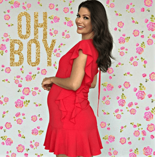 "Mantenga la calma y ame sus curvas": con esta frase Ana Patricia bromea en su Instagram sobre su figura.