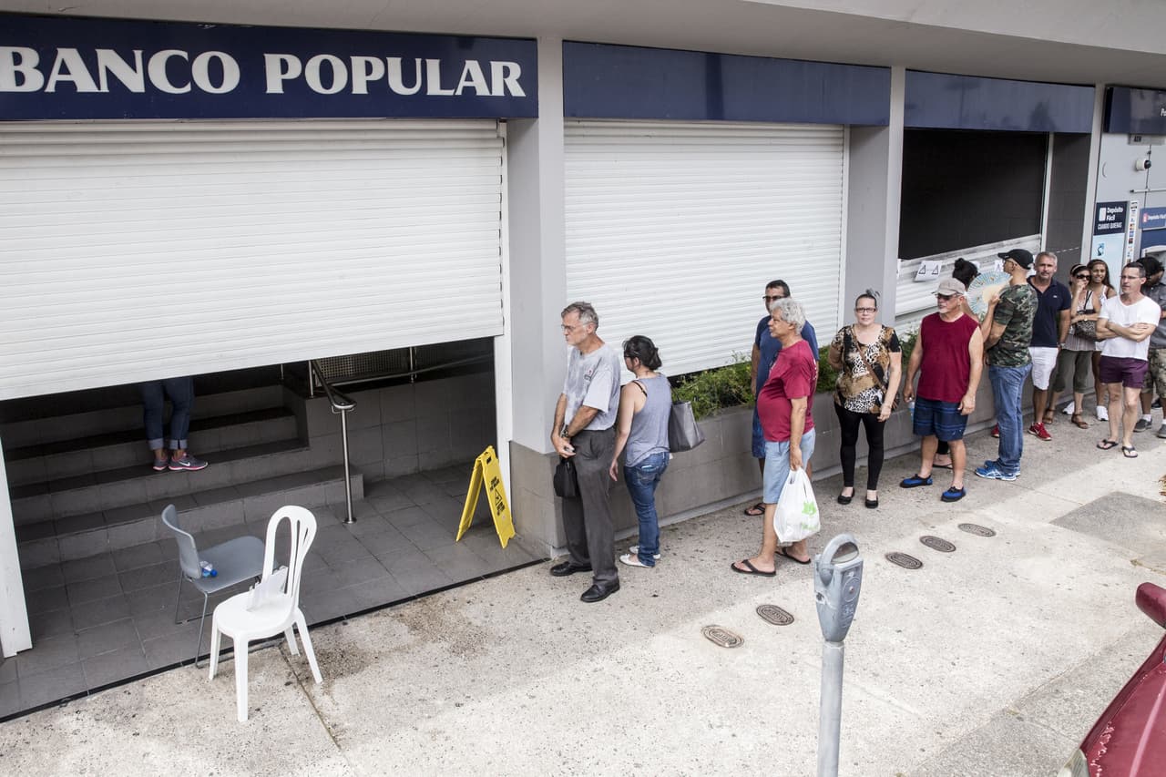 <b>Sucursales bancarias: 71.01%. </b>El servicio de bancos se recupera, en un momento donde la falta de telecomunicaciones hace que la gente prefiera manejar su dinero en efectivo. En la imagen, del 27 de septiembre de 2017, una larga fila de personas espera para entrar a un banco en San Juan.
