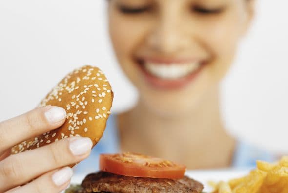 Se ha descubierto que la ingesta de ciertos alimentos provoca los síntomas antes mencionados, sin embargo, datos científicos no apoyan la restricción de ciertos alimentos. 
<br>