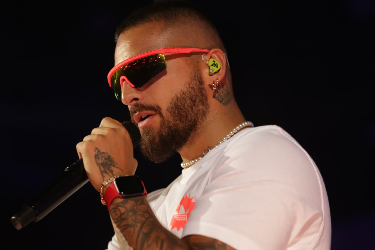 Maluma también lució un Apple Watch que, al iluminarse, mostraba a Mickey Mouse.