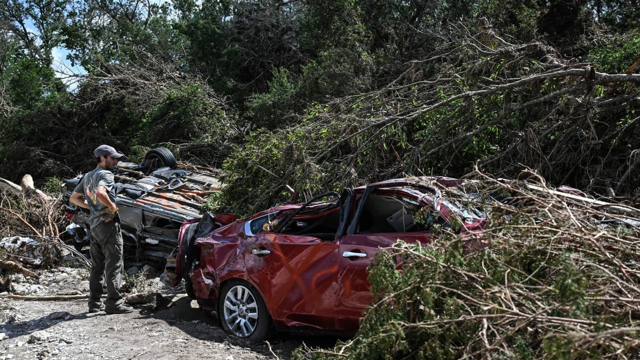 A cinco días de la tragedia por las inundaciones en el centro de Texas, 
<b><a href="https://www.univision.com/local/houston-kxln/abogado-ultimos-minutos-de-su-esposa-en-inundaciones-texas" target="_blank">autoridades en el condado de Kerr han confirmado al menos 95 muertos </a></b>y un total de 161 desaparecidos. Además, señalan que entre las víctimas 
<b>aún faltan por identificar a 14 adultos y 13 menores de edad.</b>