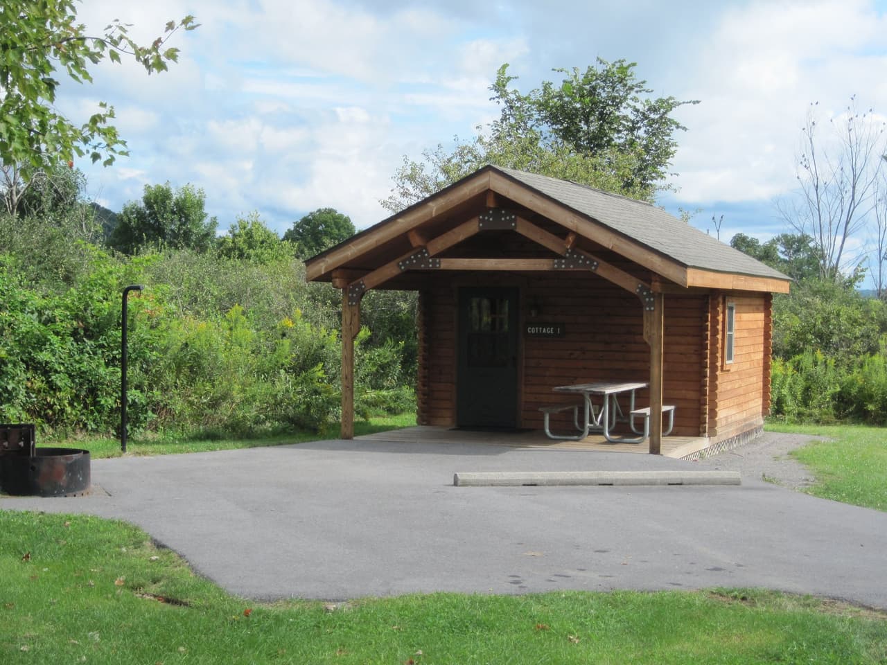 <b><a href="https://www.dcnr.pa.gov/StateParks/FindAPark/BaldEagleStatePark/Pages/Stay.aspx">Bald Eagle State Park</a></b>. El parque cuenta con tres cabañas rústicas que están disponibles desde el segundo viernes de abril y cierran después del final de la temporada de venados a mediados de diciembre. Cada cabaña tiene capacidad para cinco personas y cuenta con paredes y suelos de madera, ventanas, luces y enchufes eléctricos, calefacción eléctrica, literas, porche, mesa de picnic y anillo para fogatas, así como una ducha cercana. El parque también cuenta con yurtas y con una cabaña de lujo con capacidad para cinco personas.
<br>
<br>
<b><a href="https://goo.gl/maps/gcvp2ow11dDreeBX9">Cómo llegar</a></b>