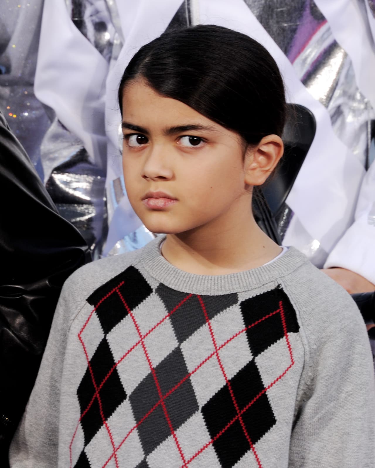 Blanket Jackson es el más pequeño de los hermanos, tras el fallecimiento de su padre se ha concentrado en los estudios y en el deporte, a él le encanta el karate.