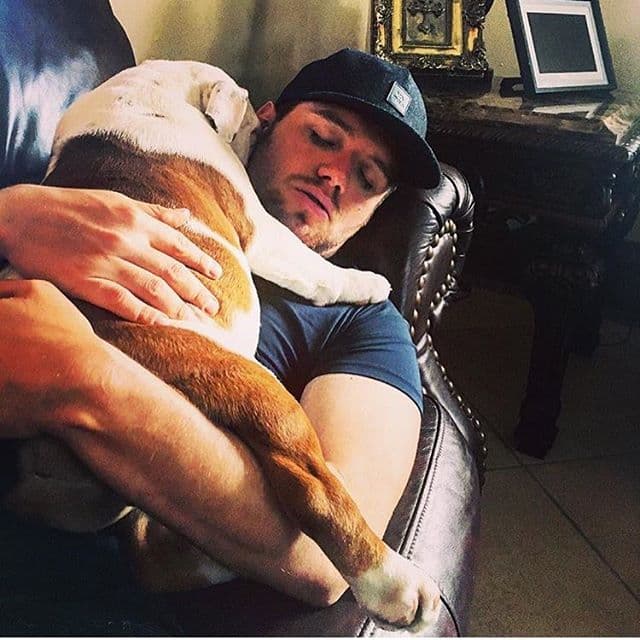 Cualquiera creería que El Dasa trata a "Benito" como si fuera su hijo.