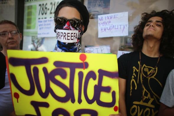 Dos testigos y amigos de Hernández-Llach señalaron al diario The Miami Herald que habían visto a los policías "riéndose y dándose palmadas y felicitándose", mientras el joven yacía en el suelo.