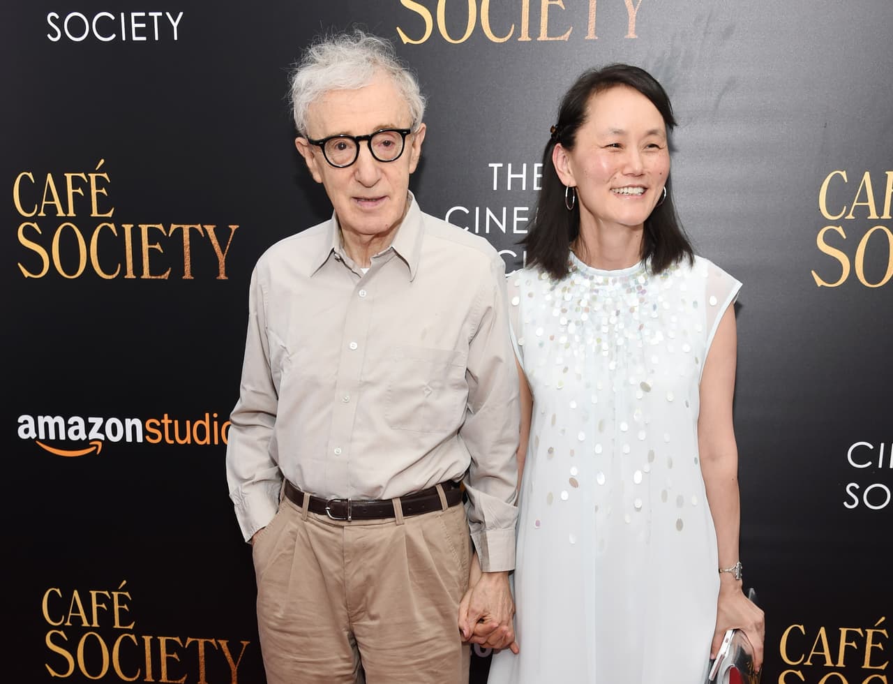 Woody Allen
<b> </b>mantuvo un matrimonio de 10 años con Mia Farrow, a quien engañó con su hija adoptiva Soon Yi, 35 años menor que él. Hoy en día Woody Allen y la surcoreana tienen dos hijos adoptivos.