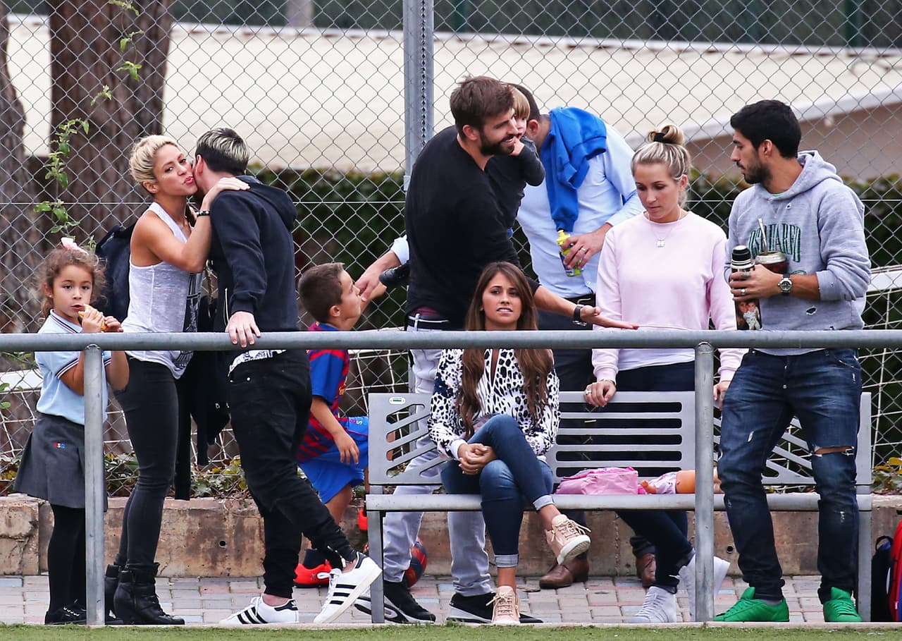 Gerard Pique y Shakira, Lionel Messi y Antonella Roccuzzo y Luis Suarez y Sofia Balbi, pasan un día con sus hijos en la escuela de fútbol del FC Barcelona. October 17, 2016.
