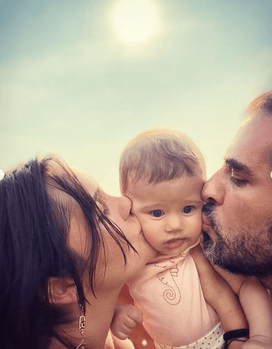 La pareja no dudó en llenar de amor a su bebé.