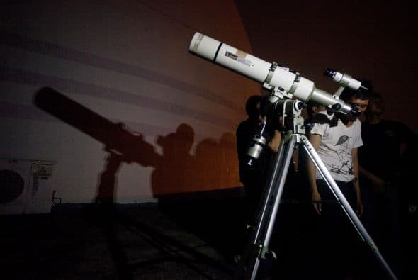 Para los que buscan datos más exactos la hora que comienza el eclipse es las 4:54 Tiempo Universal -0 o sea el tiempo de Greenwich.