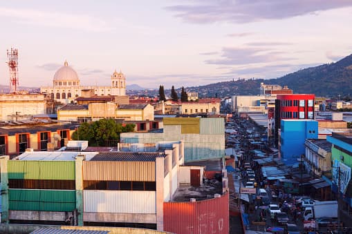 <b>San Salvador, El Salvador. - </b>La violencia que impera en este país debido a las pandillas ha provocado que los ciudadanos vivan con miedo y un estrés tan grave que los ha obligado a dejar sus hogares y migrar a otros países. Por esta situación San Salvador está de tercera.