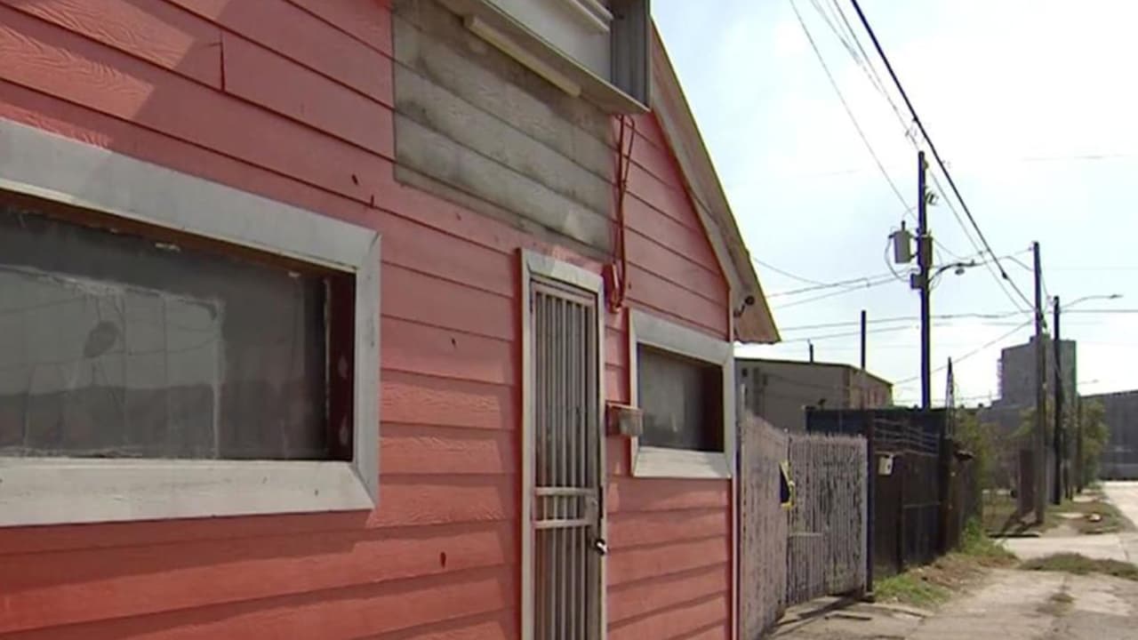 El juez Andrew Edison, escuchó a la fiscal del caso, al abogado defensor y determinó que Botello se quedará en custodia federal.