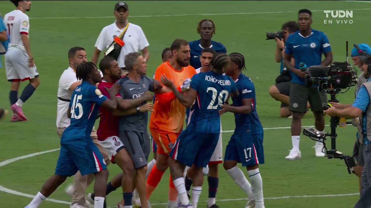 Silbatazo final, Luis Enrique agrede a Joao Pedro y arman bronca