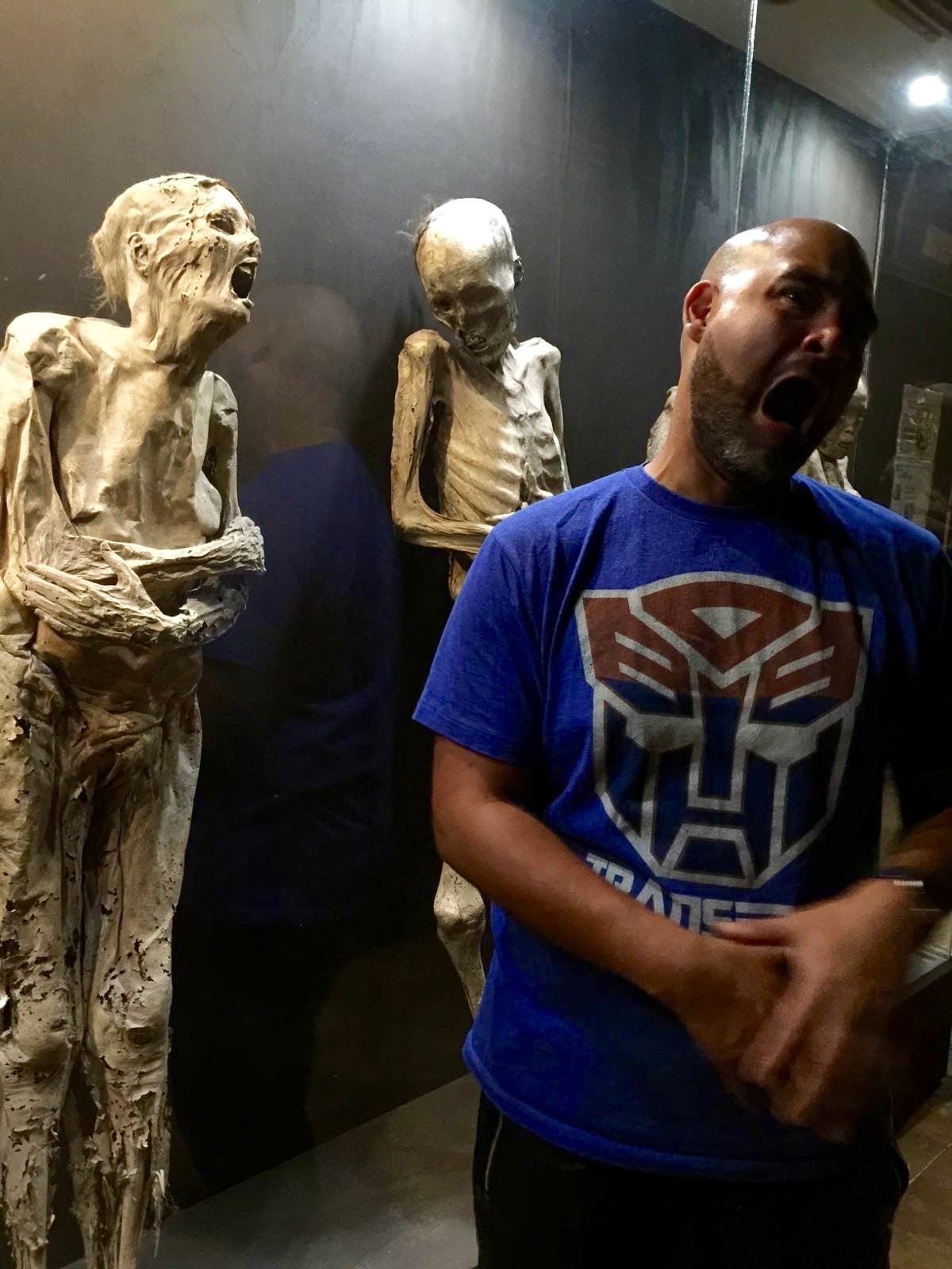 Al inicio, las extrañas expresiones faciales pueden parecer algo chistoso; sin embargo, hay una historia tenebrosa detrás de ellas.