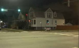 Ladrón golpea a mujer que esperaba el autobús para robarla en el vecindario Avondale