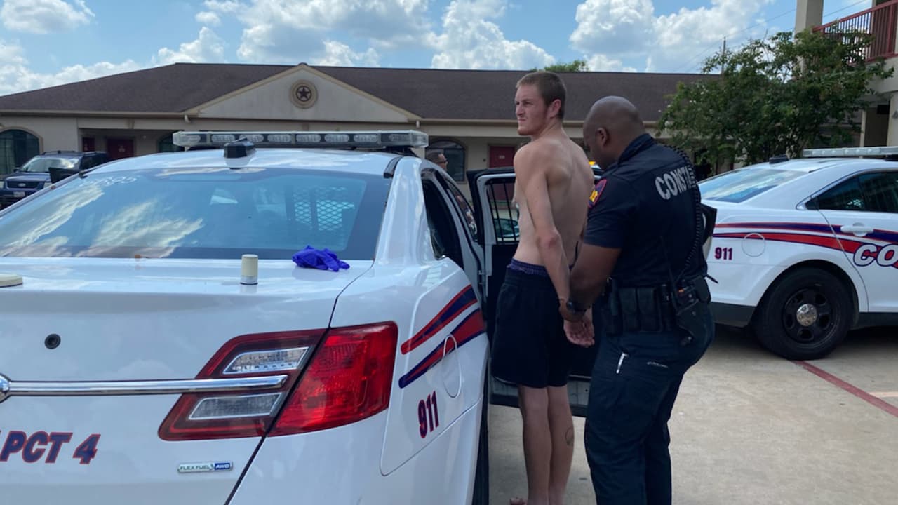 Alexander Camillo fue arrestado y enfrenta varios cargos, entre ellos por poner en peligro a un menor de edad.