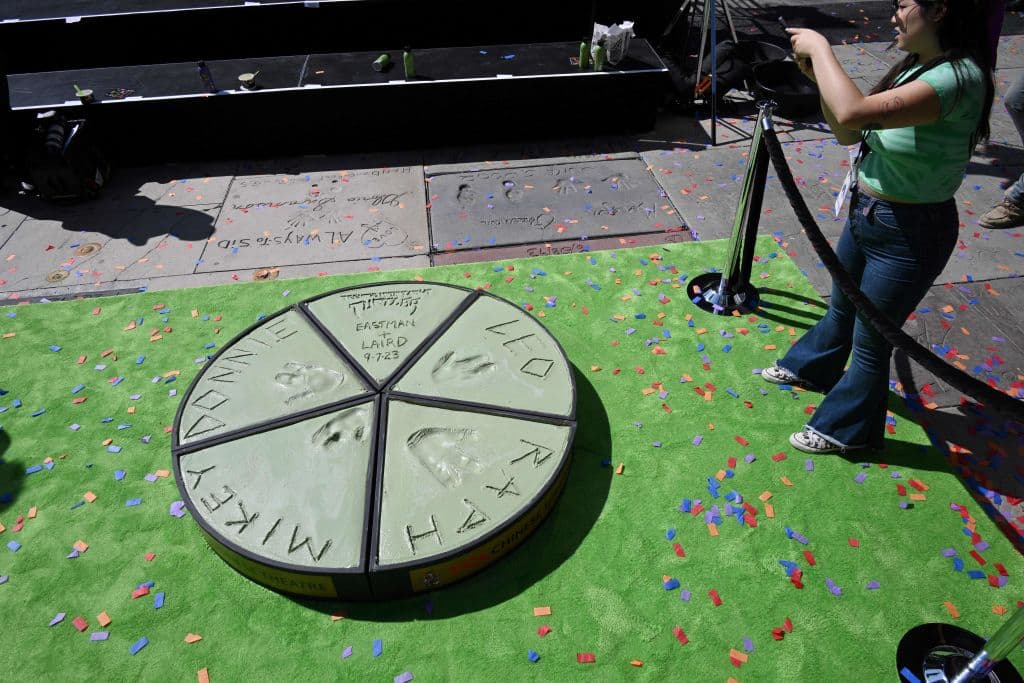 La pizza de las Tortugas Ninja aún no estaba 100 por ciento lista cuando ya le tomaban fotos frente al legendario Teatro Chino en Hollywood. ¿Vas por la tuya?