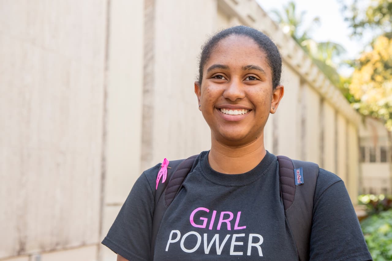 Tais Hamilton. 18 años. Estadounidense de madre haitiana. "Tengo que mirar los datos, pero estoy indecisa entre Sanders y Hillary. Me gusta Bernie por su experiencia, ha estado haciendo esto por mucho tiempo. Ha sido consistente, ha luchado por los derechos de todos, no solo de afroamericanos y mujeres. De Hillary, me gusta que tiene experiencia como secretaria de Estado. Con los republicanos hay muchas cosas de las que no estoy segura”.