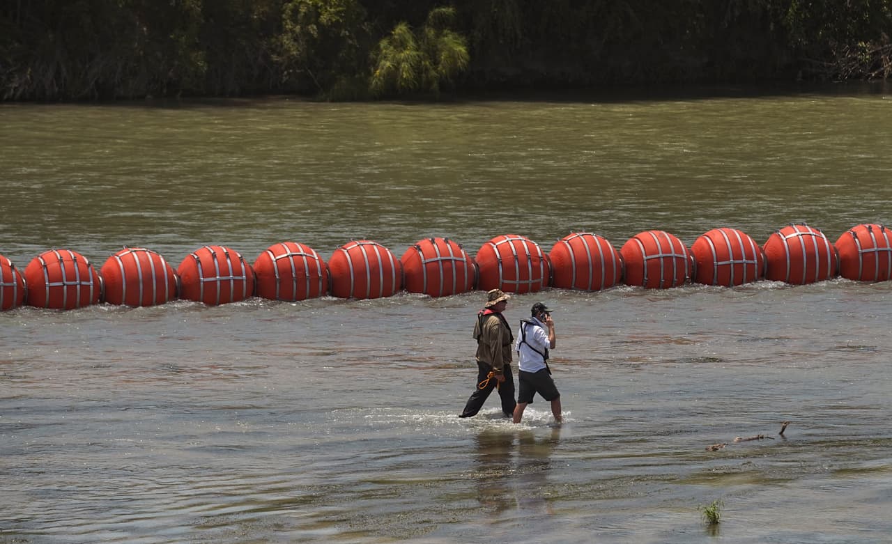 Claves de la disputa entre Texas y el gobierno de Biden por las boyas antiinmigrantes en el río Bravo