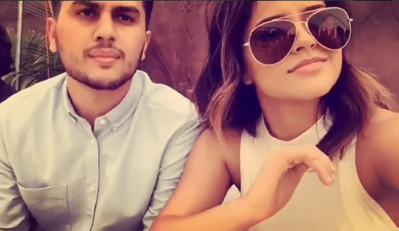 Becky G no suelta los básicos y apostó por estos ray ban tipo aviador que le van increíbles.