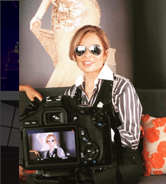 También los tiene en negro, ya que había muchos vestuarios que combinar.