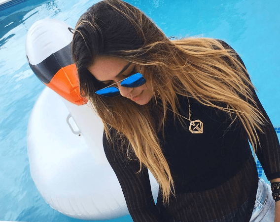 Están súper de moda y con un rostro tan bello como el de ella es importante seguir la tendencia.