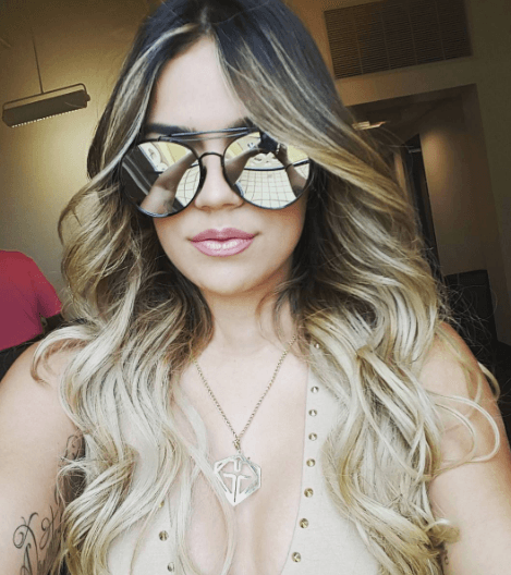 Karol G es otra de las que realmente sabe mucho de moda y lo lleva en los lentes.
