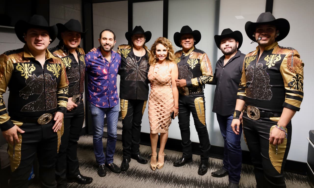 Una breve charla en Facebook Live antes de presentar en el escenario al 'Gigante de América'.