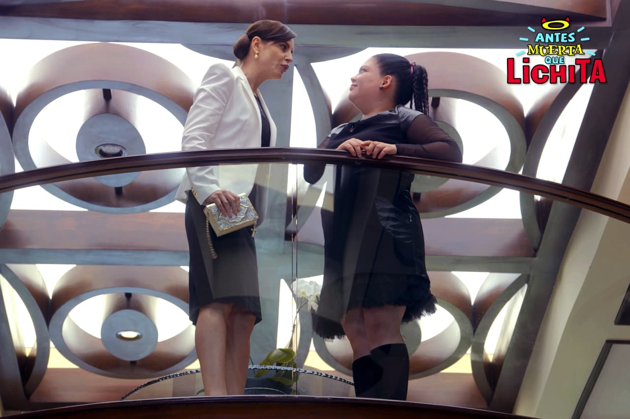 Beatriz estalla de furia al saber que Dafne quiere estudiar la prepa en línea y se niega a asistir a una escuela normal.