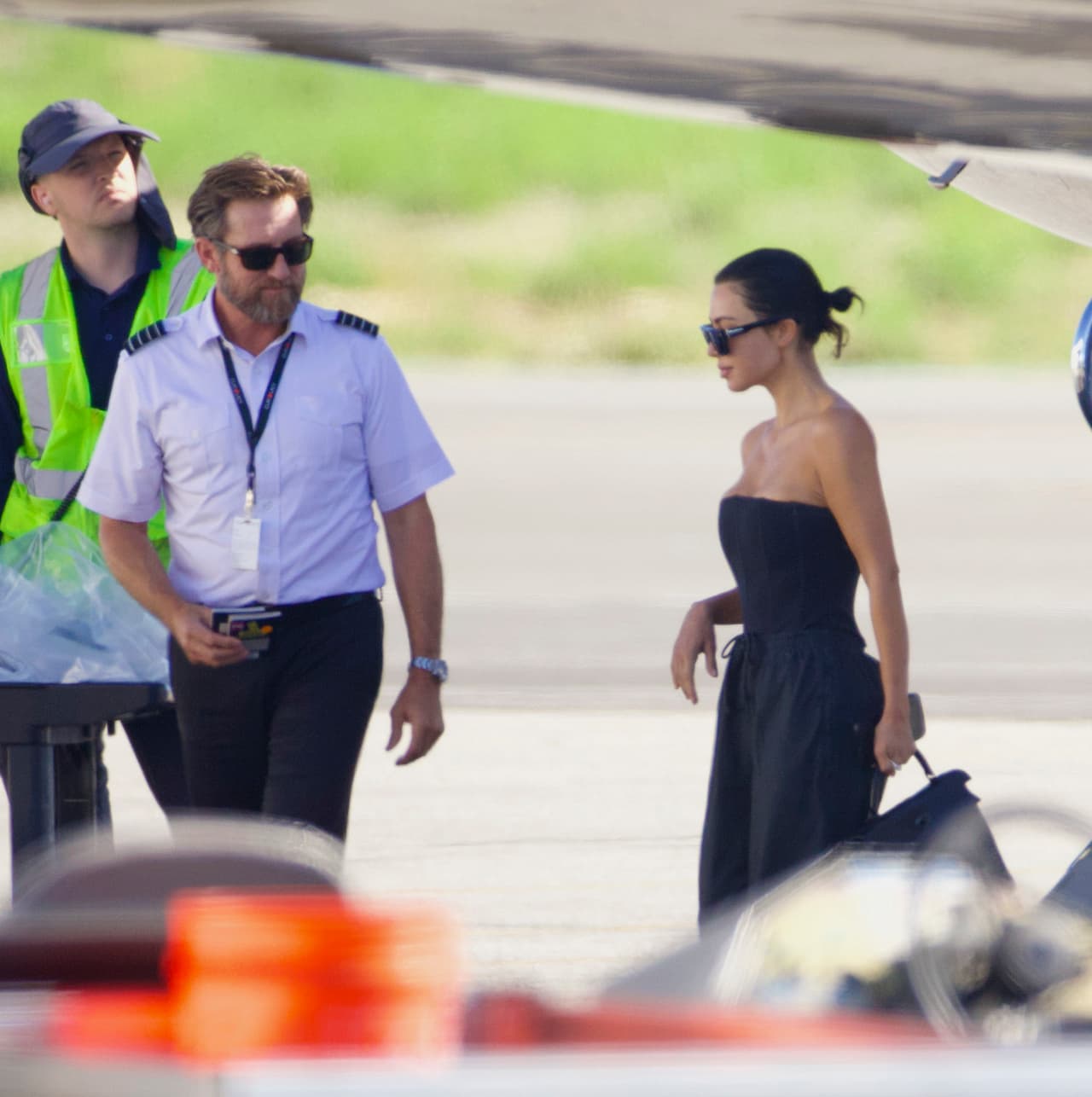 El toque elegante de su indumentaria lo puso su bolso Birkin de piel cocodrilo, de la reconocida firma francesa Hermès. 
<br>