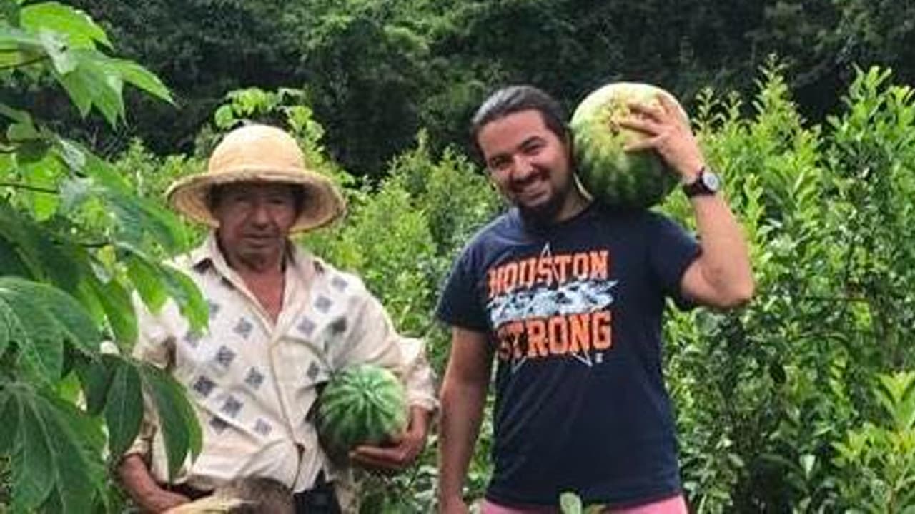 <b>José Carrera:</b> Productor de Noticias 45 a las 5
<br>"En una gran parte de mi niñez, a mi papá Sixto le tocó criarme él solo. Jamás me olvidaré de cuando en algunas noches, me despertaba para ir a cazar armadillos perseguidos por nuestros perros. Siempre ha sido un hombre que ama el arduo y sacrificado trabajo en el campo. Él es muy feliz en su chacra donde además, con su esposa Fidelina, crió a mis otros hermanos. 
<br>Le encanta el monte y respira el aire puro en sus yerbales. Además, mi papá es un buen conversador y excelente narrador oral de historias"