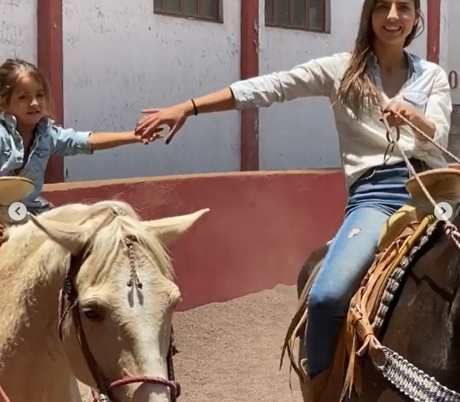 En la cuenta de Instagram de Renaud 
<b><a href="https://www.instagram.com/p/CCUJuqkDoLi/" target="_blank">hay fotos</a></b> publicadas del día de práctica en las que se ve al niño montar al lado de su madre. 
<br>