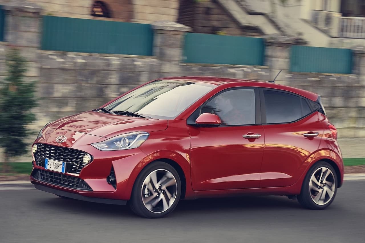 <h3 class="cms-H3-H3"><b>Hyundai Grand i10 Hatchback</b></h3>
<br>
<br>Para su nueva generación, el Hyundai Grand i10 estrena plataforma y un diseño más fresco. Su motorización se basa en un cuatro cilindros de 1.2 litros que alcanza los 83 caballos de fuerza. Este modelo jamás ha sido comercializado en Estados Unidos. En algún momento, la firma surcoreana llegó a ofrecer el Hyundai Accent, pero este incluso era más grande, más potente y más seguro que el actual Grand i10 Hatchback.
<br>