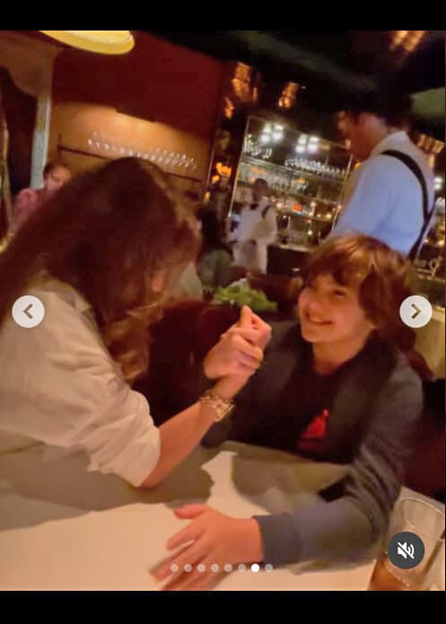 Mientras tanto, Lili Estefan fue testigo y documentó la 'batalla' entre madre e hijo.
<br>