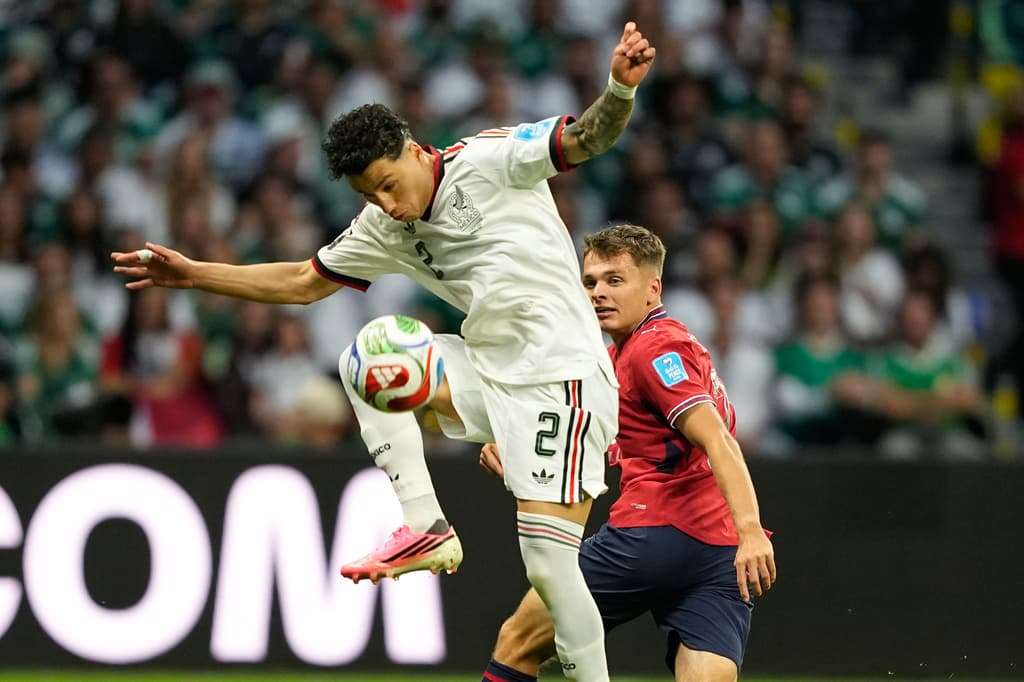 El mexicano Jorge Sánchez y el portero checo Jindrich Stanek disputan el balón