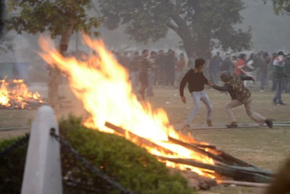 Una protesta en India en rechazo a la violación en grupo de una joven en un autobús de pasajeros desencadenó enfrentamientos con la policía, que dejaron un saldo de un muerto, unas 30 personas heridas y alrededor de 40 detenidos.