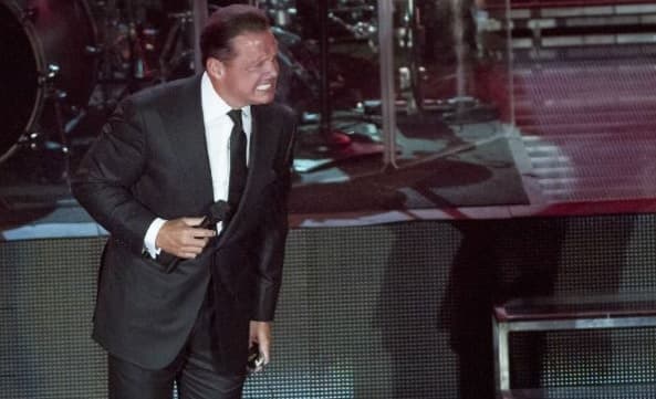 A través de un video difundido en redes sociales, se observa a 'El Sol' ir hacia los bastidores para lanzar su micrófono en contra de alguien que se encontraba en la zona.