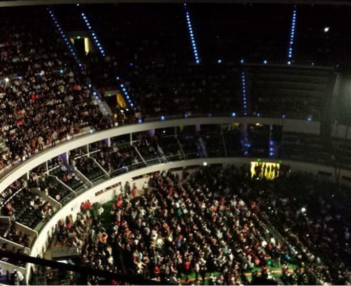 Frente al público y con micrófono en mano dijo que Luis Miguel se había encerrado en su camerino donde se estaba drogando y emborrachando.