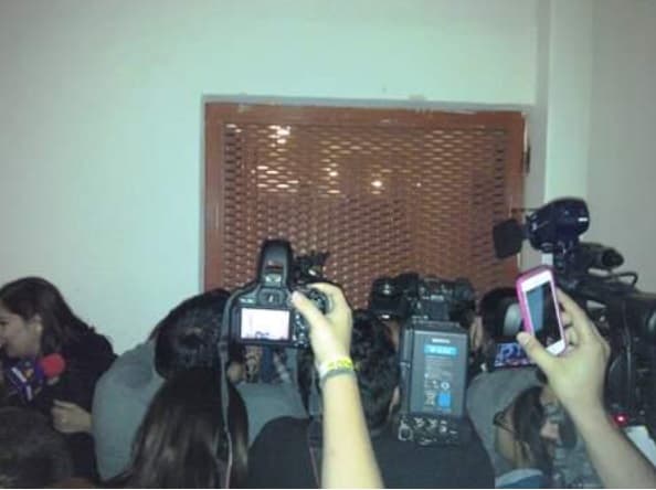 A las afueras del recinto se armó una trifulca, el inesperado suceso puso de malas a todos.