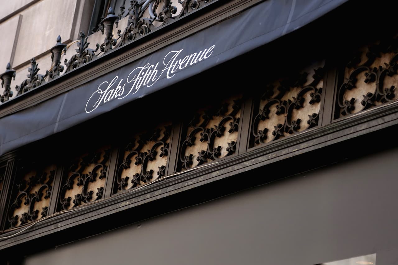 <b>Saks Fifth Avenue. </b>La clienta de la tienda Eleanor Kress dijo acerca de la experiencia a AP: "Fue bastante agradable. Bastante bonito. Tengo una compradora personal que me encontró aquí y me mostró algo que podría interesarme. Y me lo enviará".