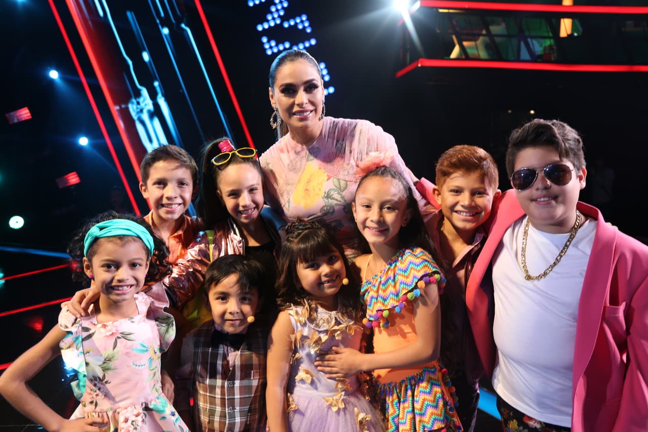 Una foto para el recuerdo: Gali y algunos de los peques.