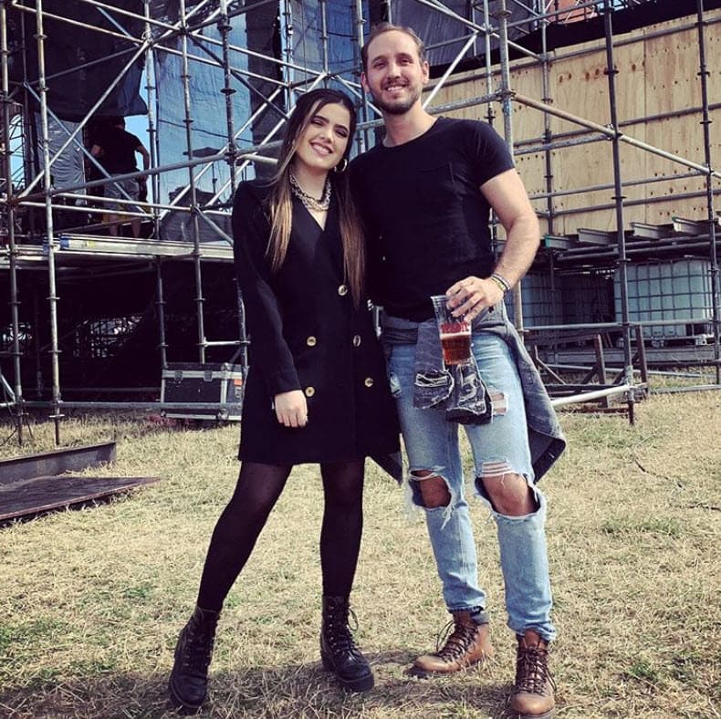 En la entrevista de enero con 'Ventaneando', la cantante aseguró que llevaba tres meses de relación con su ahora marido. Con TVyNovelas, dijo que la pandemia no dejó que se vieran por más de tres meses.
<br>