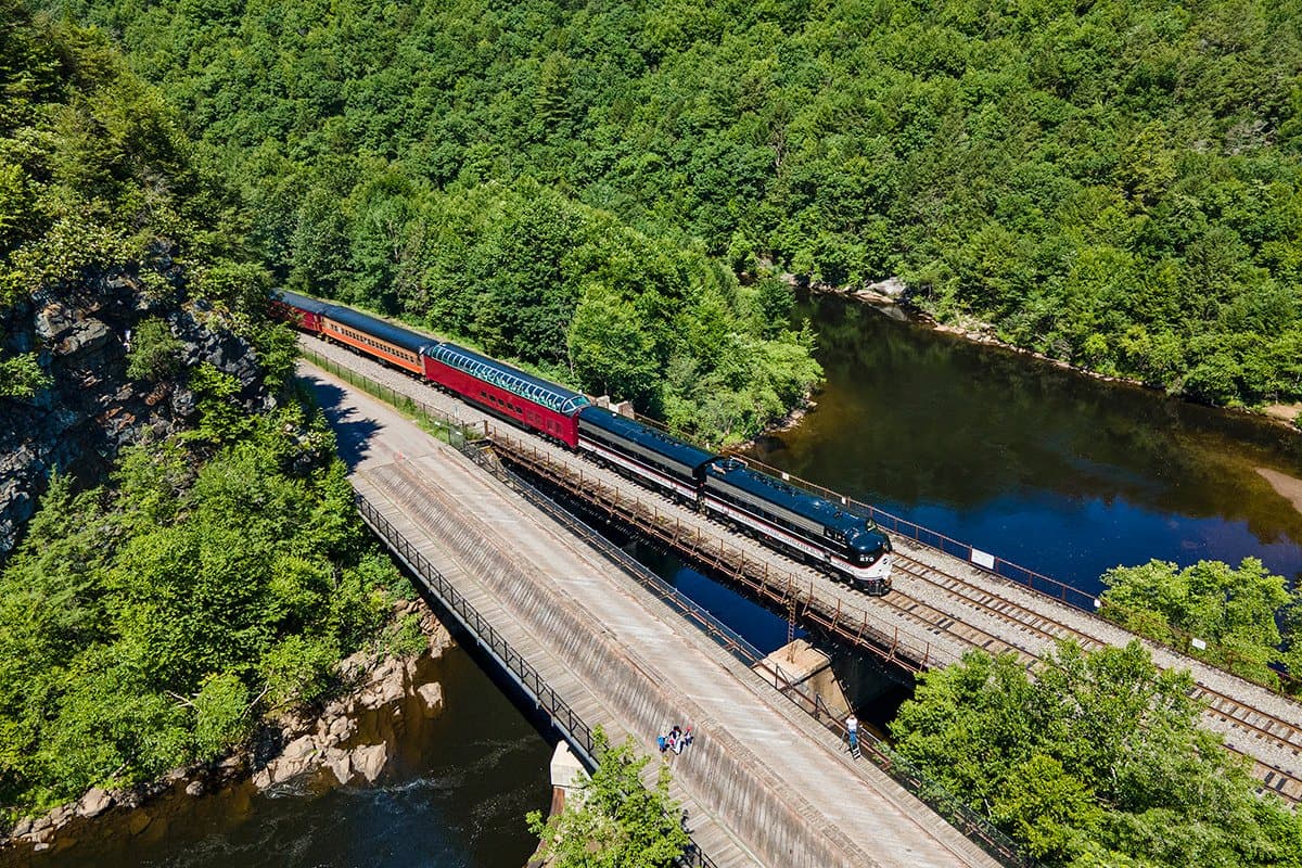 Los trenes recorren 16 millas a lo largo del río Lehigh, lo que le brinda excelentes vistas de los bosques, acantilados, montañas y el río Lehigh. Viajan a través del Parque Estatal Lehigh Gorge, a través de hermosos puentes, ya través de Glen Onoko en los rieles hasta Old Penn Haven.